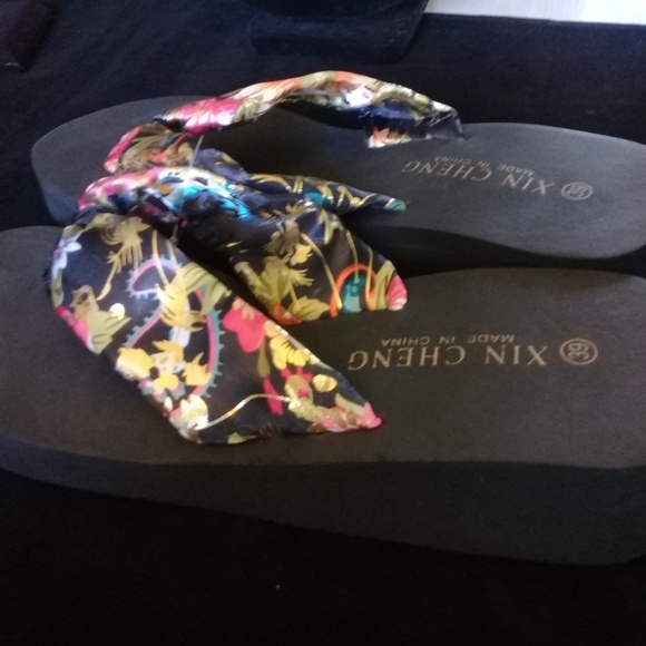 Black floral flip flops in size 7 and 7.5 - Picture 3 of 4